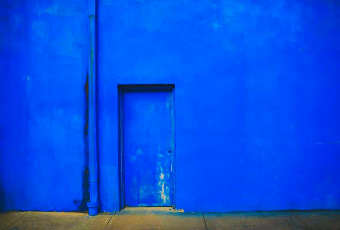 Porte qui frotte au sol : les solutions qui marchent